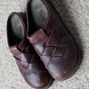 Simple Brand clog, leather lattice upper Size 8